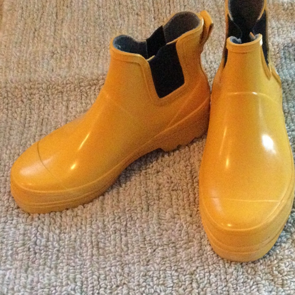 Eddie Bauer size 7 women’s boots.